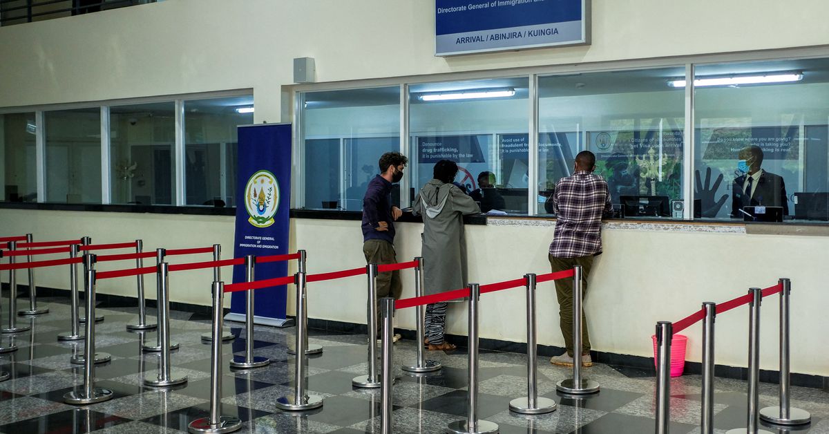 Rwanda re-opens border with Uganda but says grievances remain